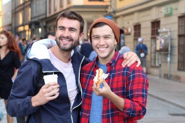 Güzel homoseksüel çift şehir sokaklarında geziniyor.