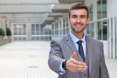 Kendini işine adamış işadamı el sıkışıyor.