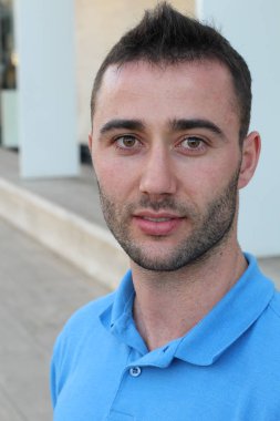 Yakışıklı genç bir adamın sokak kıyafetleri içinde yakın plan portresi.