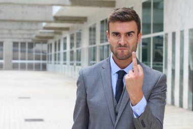 Huysuz iş adamı orta parmağını gösteriyor