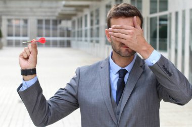 Ofiste dart oynayan düşüncesiz iş adamı.