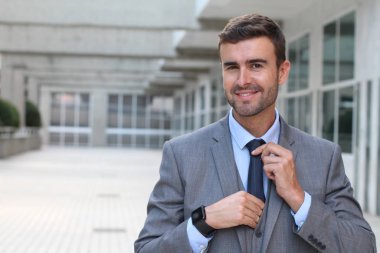 profesyonel adam kravatını ayarlama