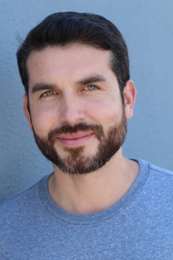 Yakışıklı esmer, sakallı adam, yakın plan kadın doktoru.