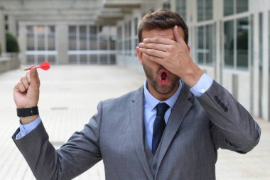 Ofiste dart oynayan düşüncesiz iş adamı.