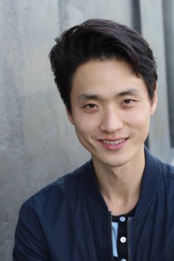 Tarafsız ifadeli Asyalı adam. Yakın plan.