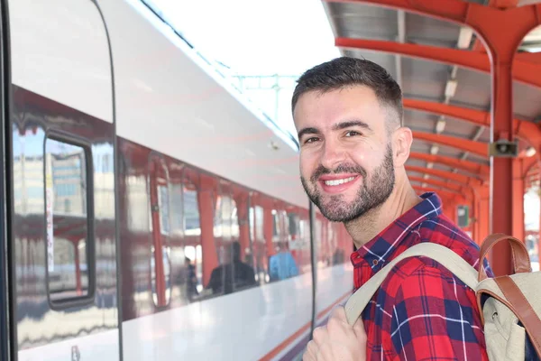 Nahaufnahme Porträt Eines Hübschen Jungen Mannes Mit Rucksack Auf Dem — Stockfoto