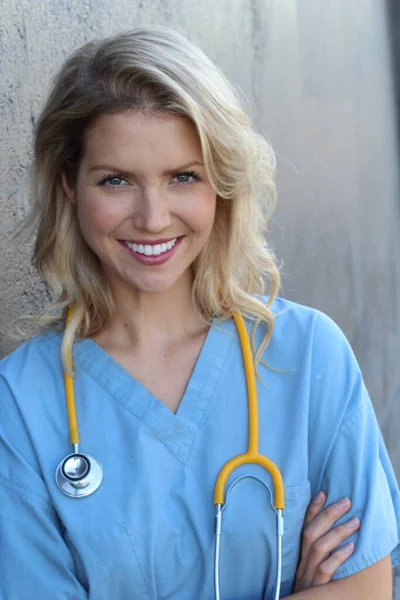 전문가 병원에서 일하는 동안웃는 간호사 아름다운 금발의 관리원 — 스톡 사진