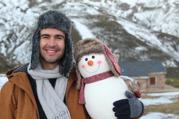 Divertente Ragazzo Con Pupazzo Neve Carino Che Assomiglia Lui — Foto Stock