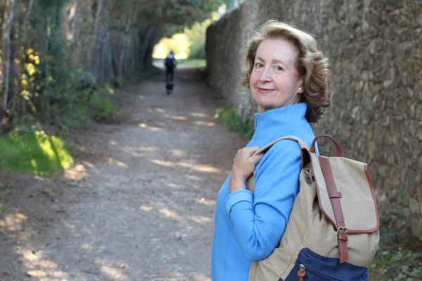 Zelfverzekerde Volwassen Vrouw Met Rugzak Staan Het Park Close Portret — Stockfoto