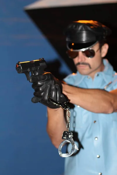 Außenporträt Eines Polizisten Mit Schnurrbart Und Brille — Stockfoto