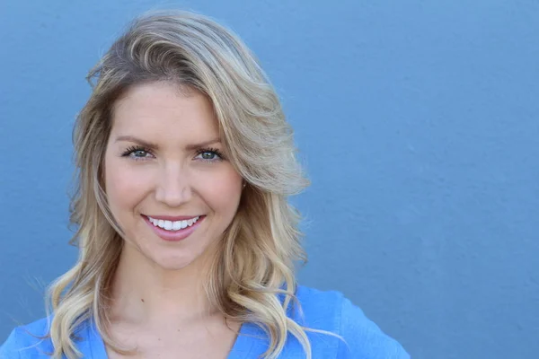 Retrato Cerca Hermosa Chica Rubia Sonriendo Sobre Fondo Azul — Foto de Stock