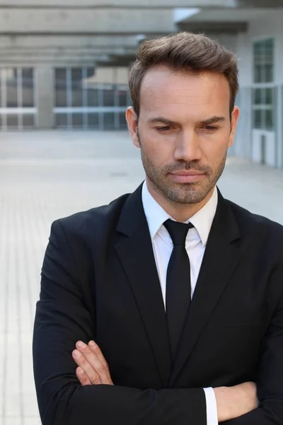 路上でネクタイをして黒いスーツを着たハンサムな若いビジネスマンのクローズアップ肖像 — ストック写真
