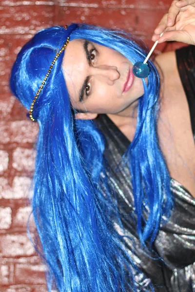 Close Retrato Jovem Transexual Com Cabelo Azul Pirulito Rua — Fotografia de Stock