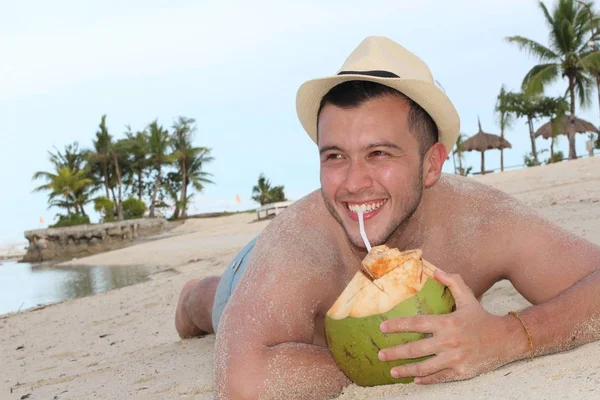 Человек Пьющий Свежую Кокосовую Воду Пляже — стоковое фото
