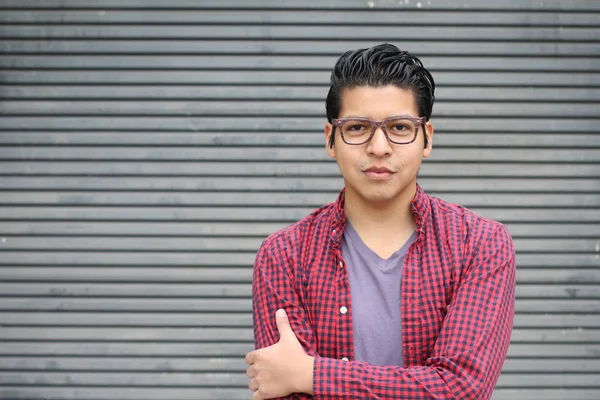 Yakışıklı Latin bir adamın sokak kıyafetleri içinde yakın plan portresi.