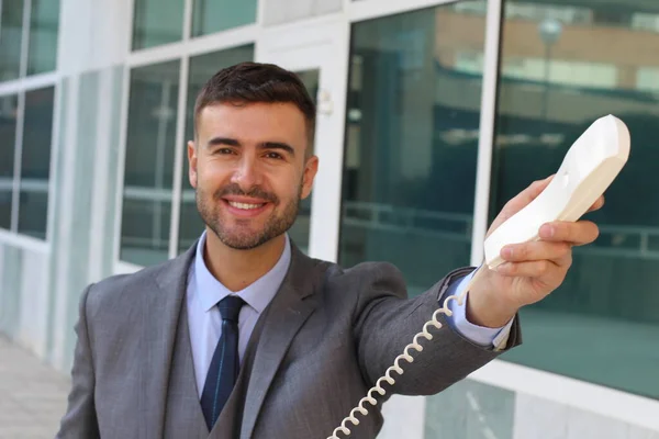 Nahaufnahme Porträt Eines Gutaussehenden Jungen Geschäftsmannes Der Ein Drahtgebundenes Telefon — Stockfoto