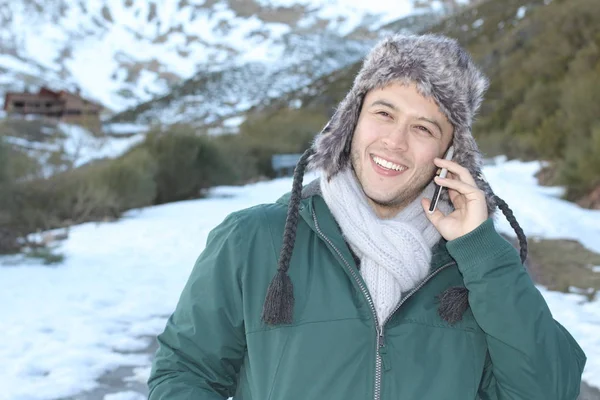 Esquimal Macho Sonriendo Mientras Llama Por Teléfono —  Fotos de Stock