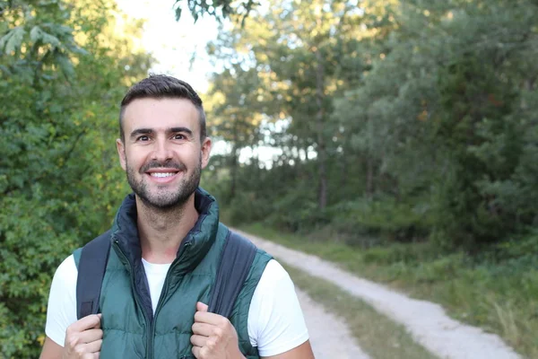 Close Portret Van Knappe Jongeman Met Rugzak Natuur — Stockfoto