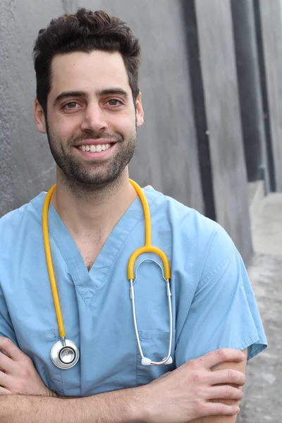 Primer Plano Retrato Guapo Joven Médico Con Estetoscopio Frente Pared — Foto de Stock