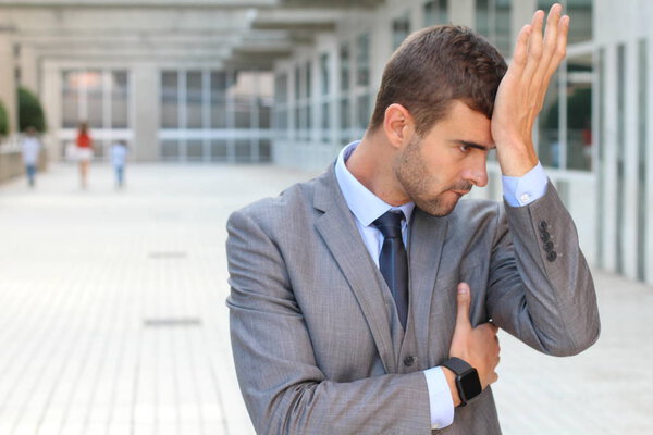 Бизнесмен глубоко в мыслях закрывается копировальным пространством
