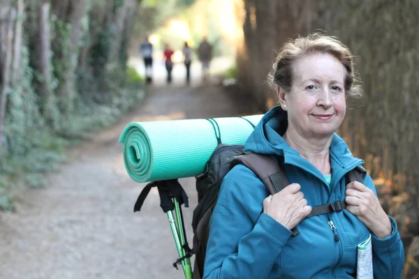 Mochileiro Mulher Sênior Com Mochila Caminhadas Acessórios Aventura — Fotografia de Stock