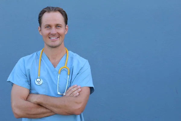Portret Przystojnego Młodego Lekarza Mundurze Stetoskopem Przed Niebieską Ścianą — Zdjęcie stockowe