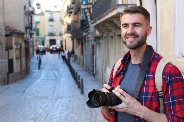 Közeli Kép Jóképű Fiatalember Hátizsákkal Dslr Kamera Régi Város Utcájában — Stock Fotó