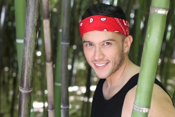 Bonito Macho Sorrindo Uma Floresta Bambu — Fotografia de Stock