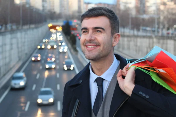 Bonito Homem Segurando Sacos Compras Cidade — Fotografia de Stock