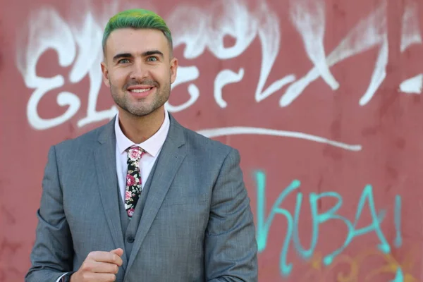 Elegante Homem Bonito Com Cabelo Verde — Fotografia de Stock