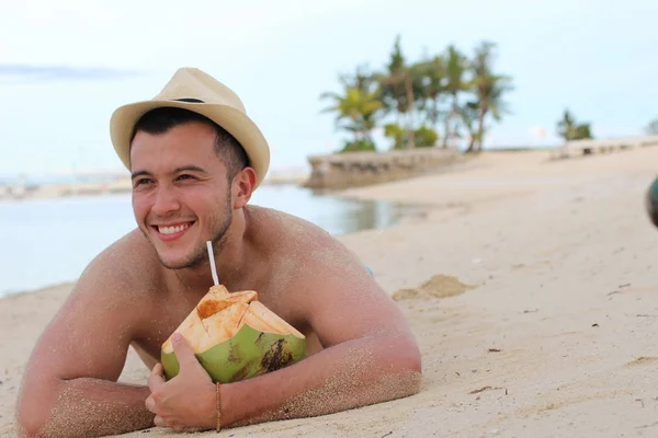 Man Die Vers Kokoswater Drinkt Het Strand — Stockfoto