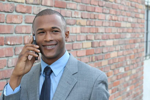 Крупным Планом Портрет Красивого Молодого Африканского Бизнесмена Разговаривающего Телефону Перед — стоковое фото