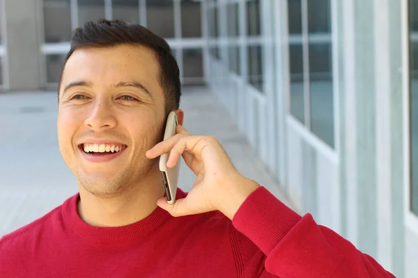 Крупный План Портрета Красивого Молодого Человека Разговаривающего Телефону Улице — стоковое фото