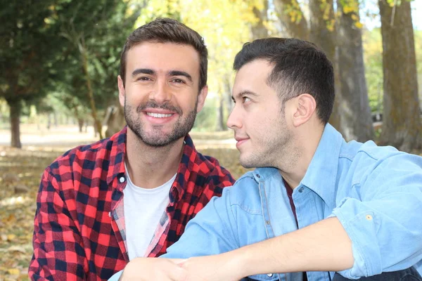 Gay Paar Genieten Van Het Park Herfst — Stockfoto