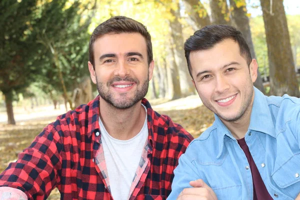 Gay Casal Aproveitando Parque Outono — Fotografia de Stock