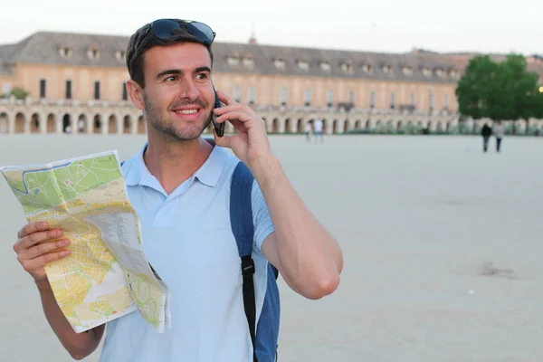 Primo Piano Ritratto Bel Giovane Turista Con Mappa Sulla Piazza — Foto Stock