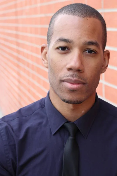 Sokaktaki Yakışıklı Afro Amerikan Adamın Yakın Plan Portresi — Stok fotoğraf