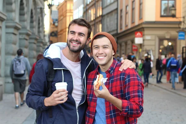 Krásný Homosexuální Pár Procházky Ulicích Města — Stock fotografie