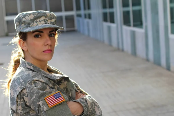 Militär Kvinna Ler Med Kopieringsutrymme — Stockfoto