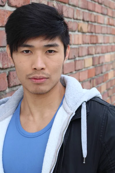 Zblízka Portrét Pohledného Mladého Asijského Muže Před Cihlovou Zdí — Stock fotografie