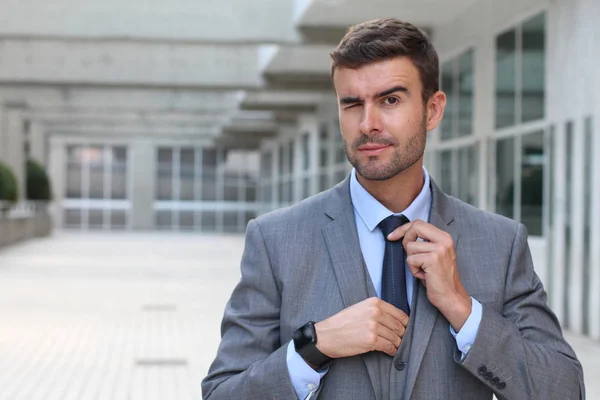 Hombre Profesional Ajustando Corbata —  Fotos de Stock