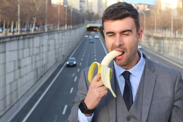 Empresário Sorridente Engraçado Segurando Uma Banana — Fotografia de Stock