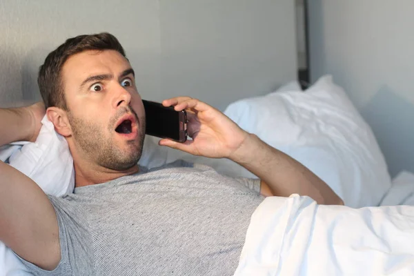 Närbild Porträtt Stilig Ung Man Talar Telefon Sängen Hemma — Stockfoto