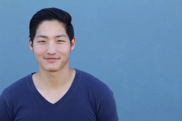 Zblízka Portrét Pohledného Mladého Asijského Muže Modré Košili Před Modrou — Stock fotografie