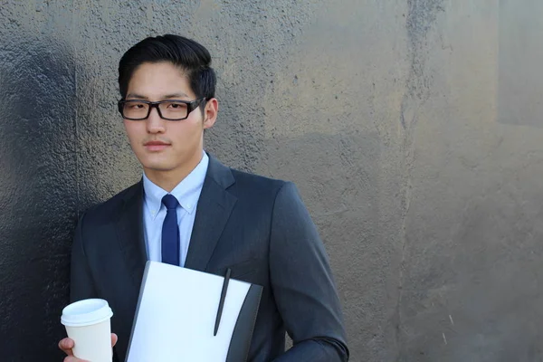 Primer Plano Retrato Guapo Joven Asiático Hombre Negocios Con Carpeta —  Fotos de Stock