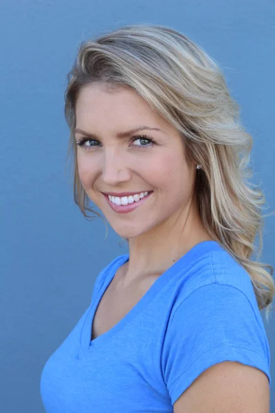 Retrato Cerca Hermosa Chica Rubia Sonriendo Sobre Fondo Azul — Foto de Stock