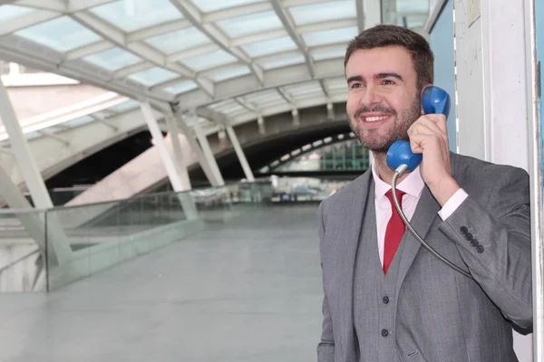 Empresário Ligando Por Telefone Aeroporto — Fotografia de Stock