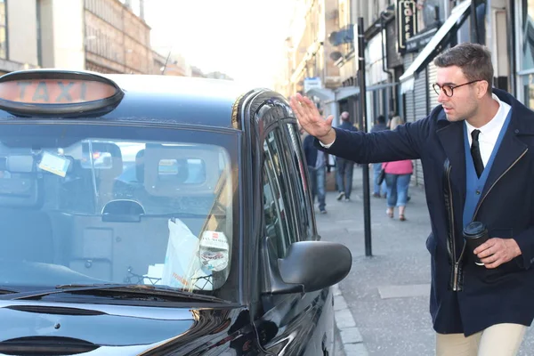 Sokakta taksiye binen yakışıklı genç adamın yakın plan portresi.
