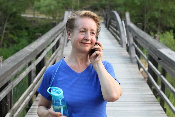 Volwassen Wandelaar Praten Mobiele Telefoon Kijken Naar Weg Brug Het — Stockfoto