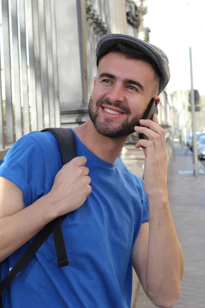 Close Retrato Belo Jovem Roupas Casuais Falando Por Telefone Rua — Fotografia de Stock